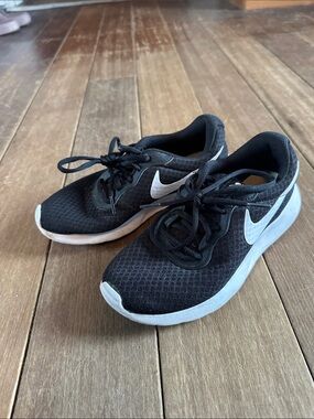 Nike black and white tennis shoes size 5
